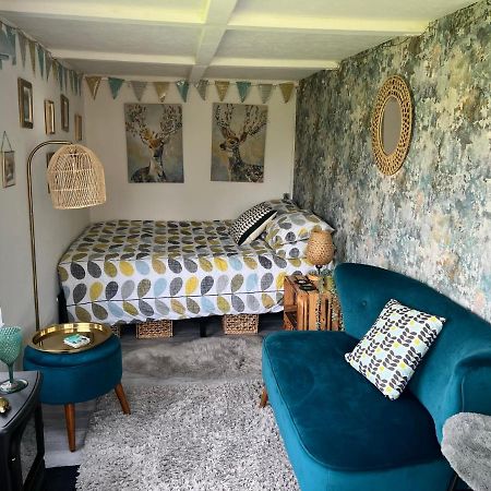 Bothy Hut Hotel Tring Bagian luar foto